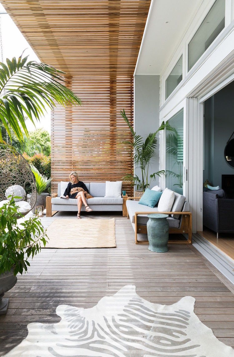 espace de vie exterieur terrasse moderne pergola bois tapis exterieur tapis zebre