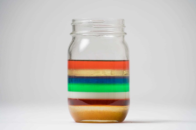 expérience scientifique enfant DIY original expliquant principe densité colonne différents liquides