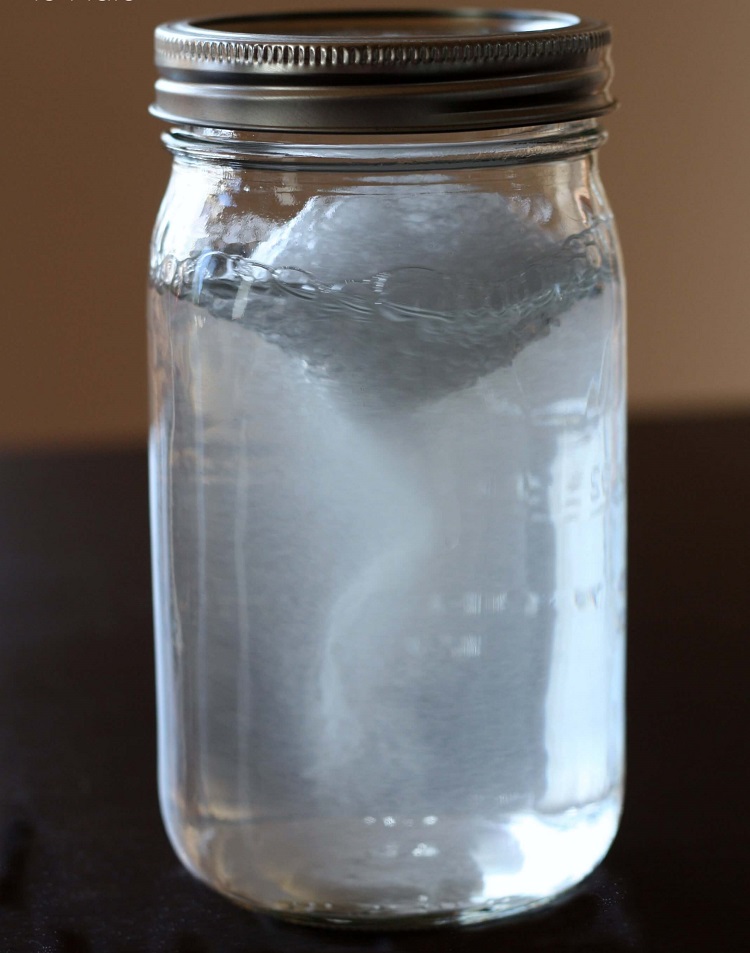 expérience scientifique enfant idée DIY facile avec savon vaisselle tornade dans bouteille verre
