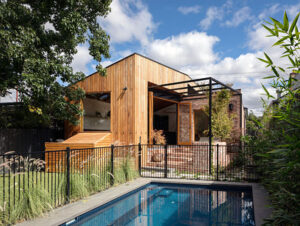 extension maison bois toit en pente bardage bois exterieur