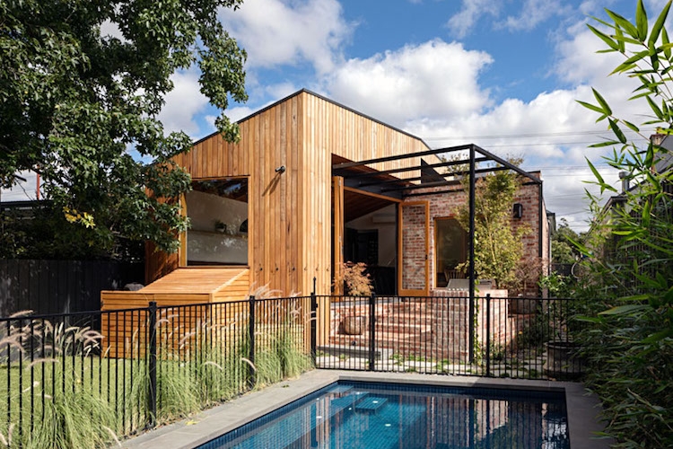 extension maison bois toit en pente bardage bois exterieur