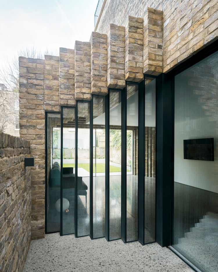 extension maison brique et verre en forme de soufflet - La Step House