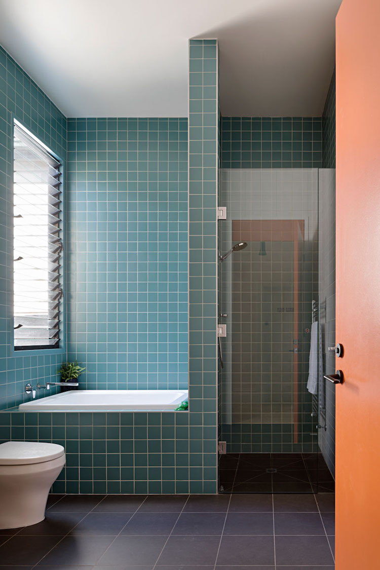 extension maison petite salle de bain carreaux carres bleus mini baignoire