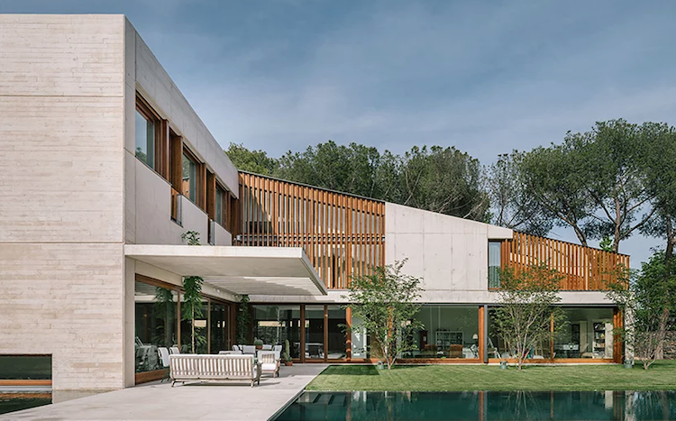 facade beton blanc bardage claire voie terrasse beton jardin avec piscine
