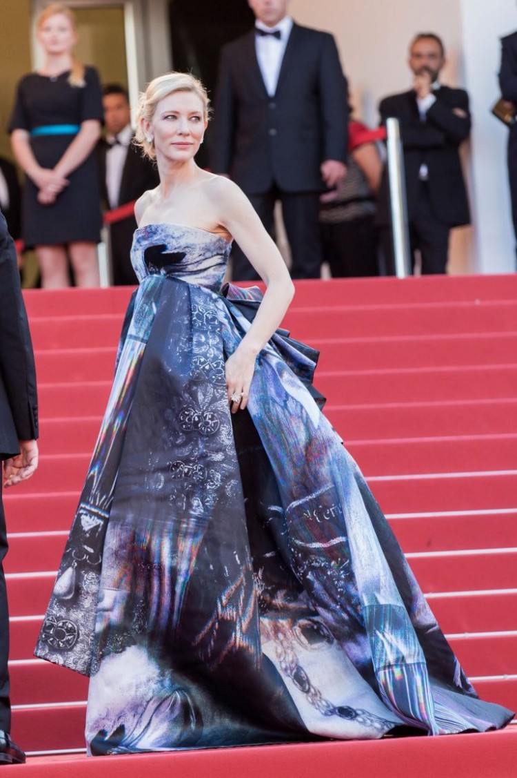 festival de Cannes 2018 Cate Blanchett robe longue bleu foncé