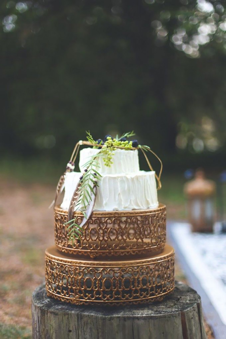 gâteau mariage bohème chic sur un présentoir exotique