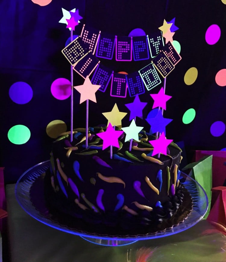 gâteau super original décoration fluo anniversaire