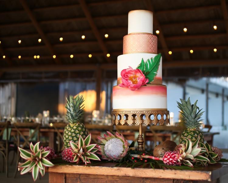 gâteau tropical pour un mariage bohème chic sur la plage