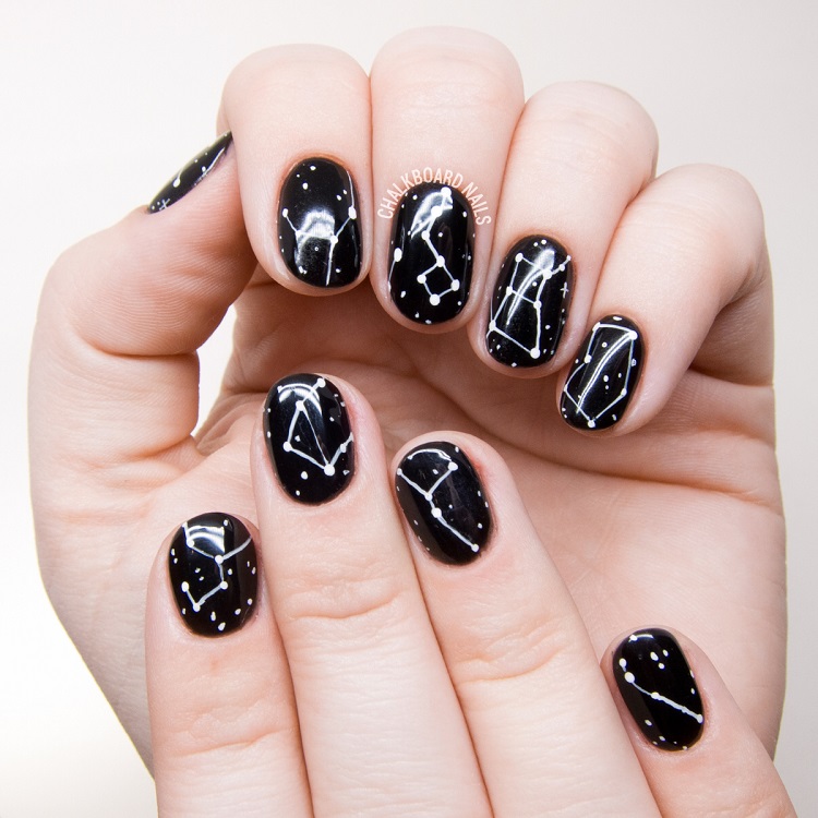 idée de nail art constellation