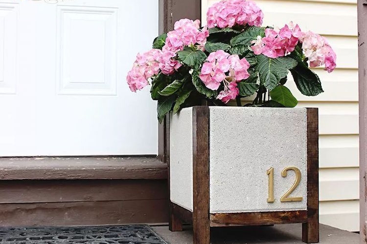 jardiniere exterieure beton bois hortensias