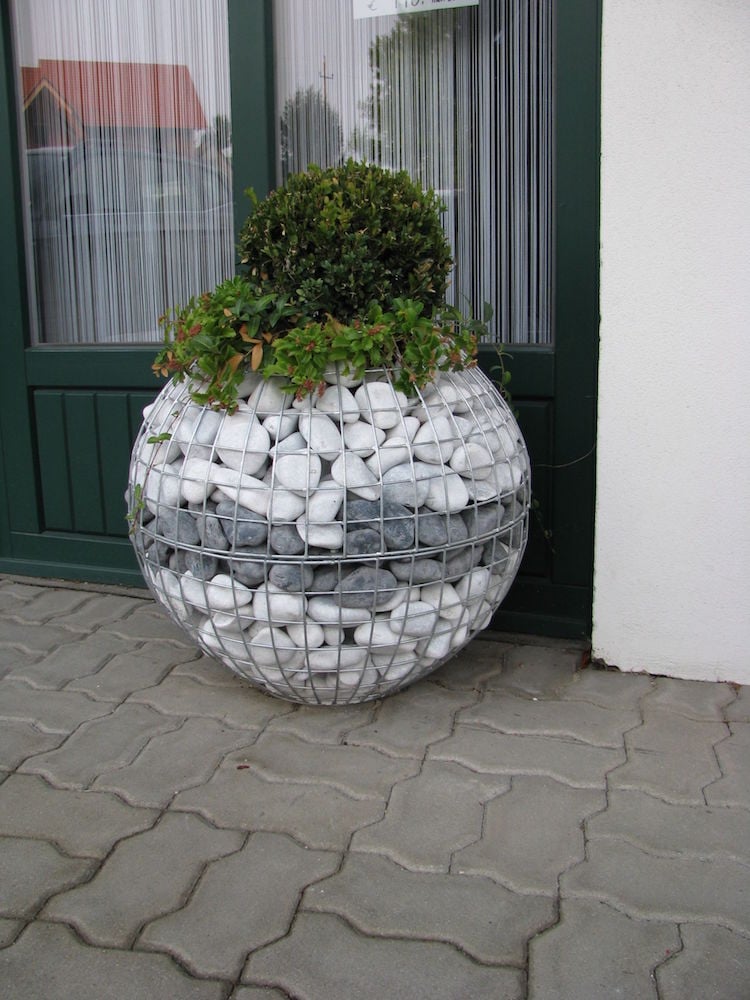 jardiniere exterieure boule gabion buis galets blancs gris