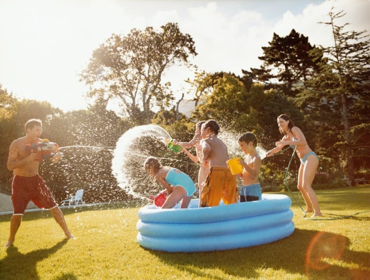 jeux extérieur enfant DIY petite piscine arrière cour idée ludique occuper enfants vacances été