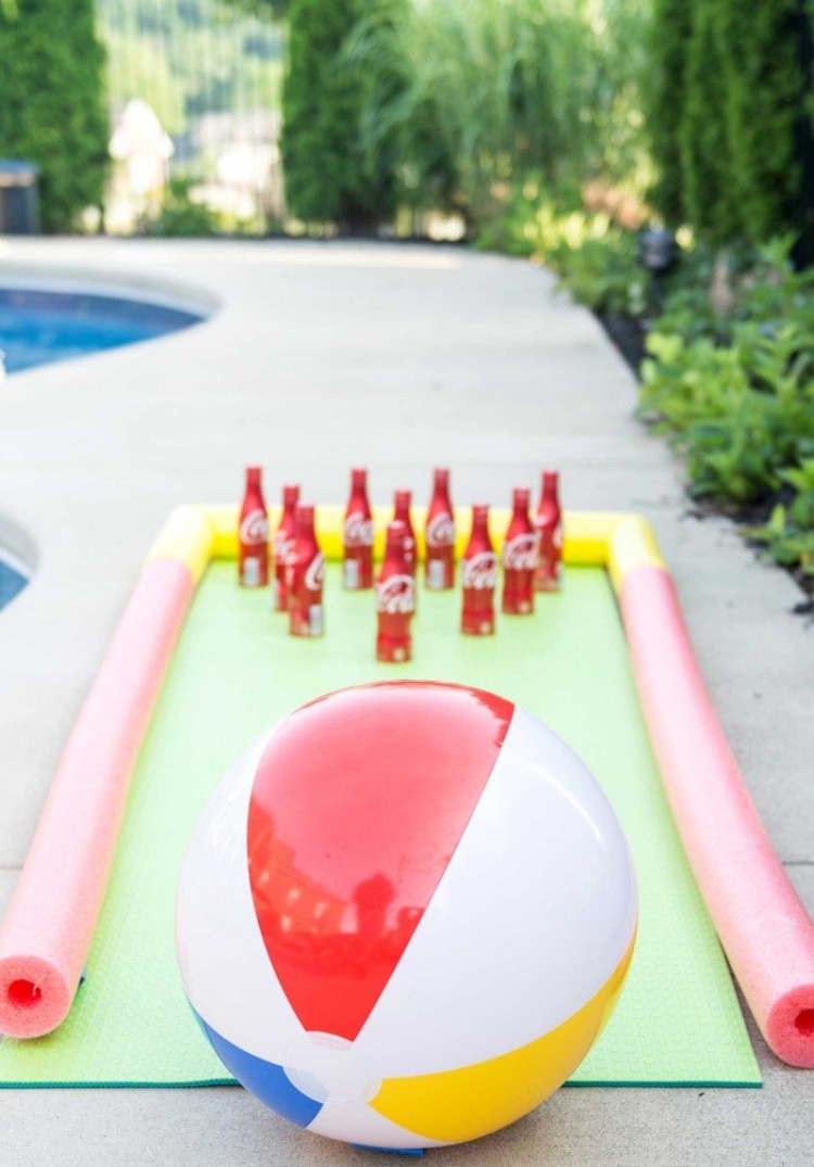jeux extérieur enfant idée DIY bowling maison piscine