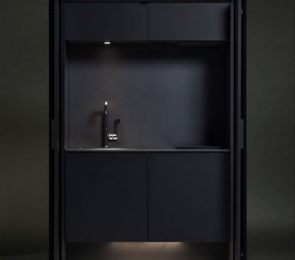 kitchenette pour studio avec portes armoires et crédence en noir mat