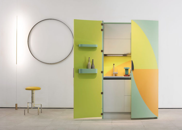 kitchenette pour studio portes en couleurs Sanwa par Alessandro Mendini