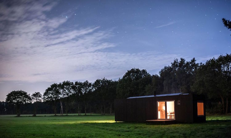 la cabane en bois design moderne et écologique vue pendant la nuit