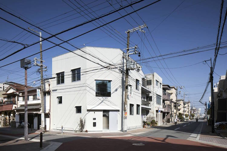 maison Zeze Osaka Swing Architects coin de rue façade peinture blanc mat