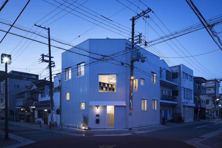 maison coin de rue à Osaka peinture blanc mat éclairage pendant la nuit