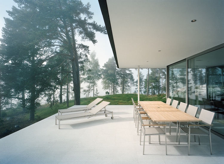 maison-en-longueur-avec-terrasse-et-chaises-longues-bains-de-soleil.jpg