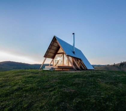 maison pyramide cabane moderne australienne A frame design bois baie vitrée mesure