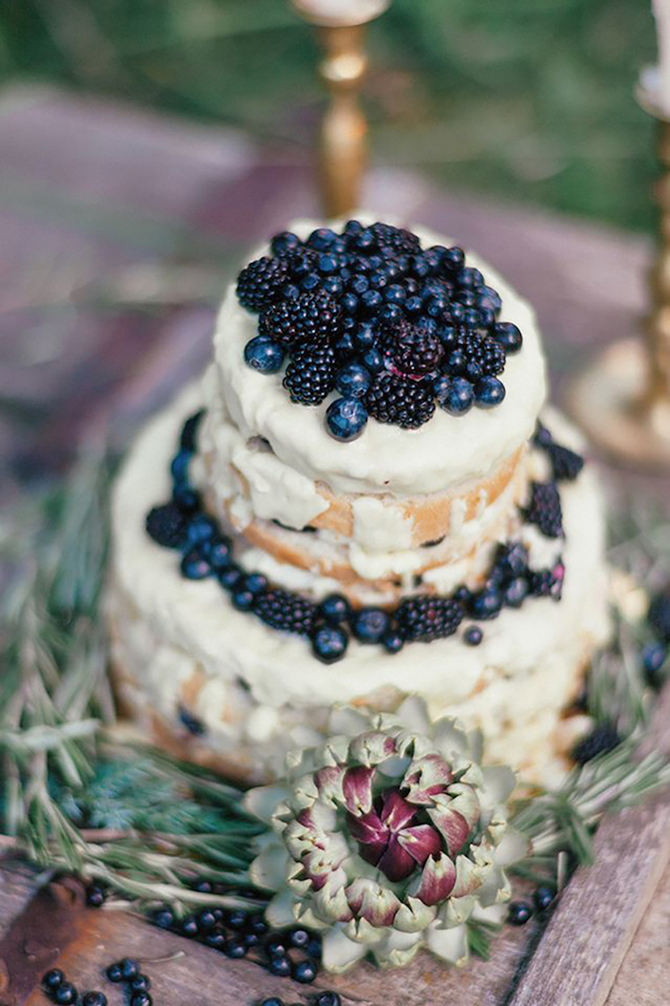 mariage bohème chic - gâteau décoré de baies noires