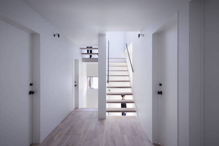 peinture blanc mat murs et plafond sol et marches d' escalier en bois clair