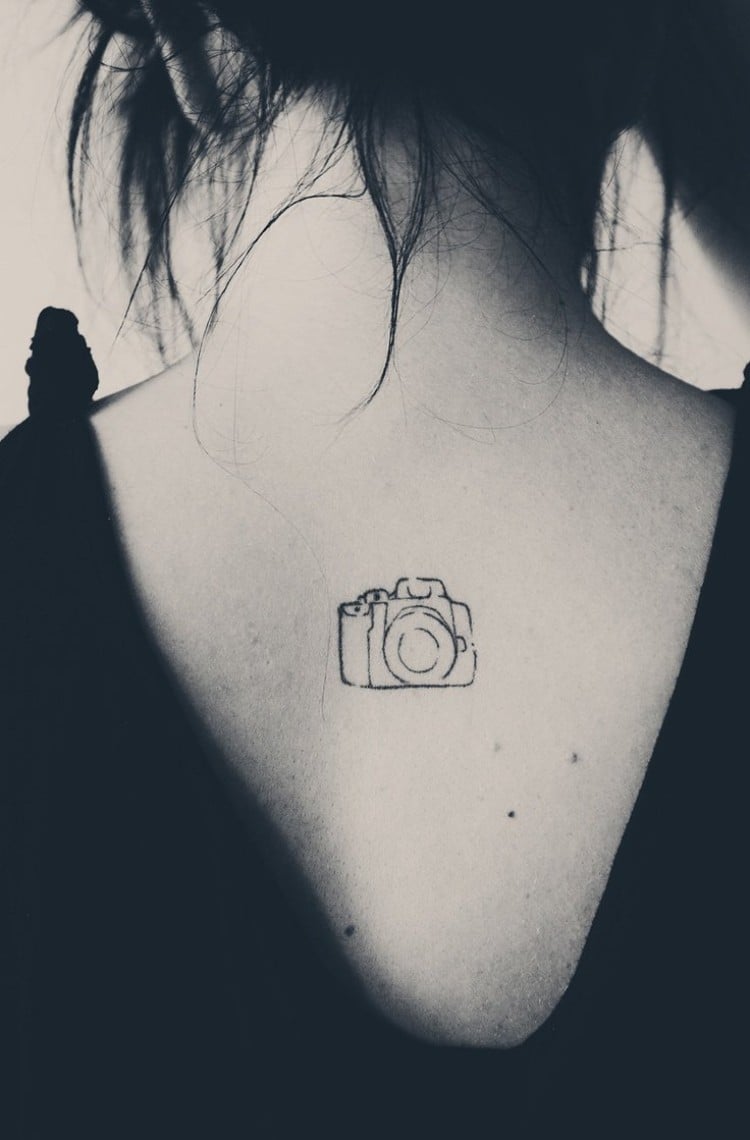 petit tatouage discret femme centre dos motif appareil photo vintage
