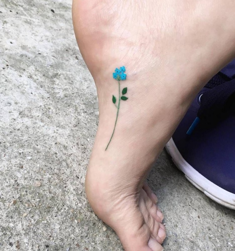 petit tatouage discret femme coloré motif élégant fleur