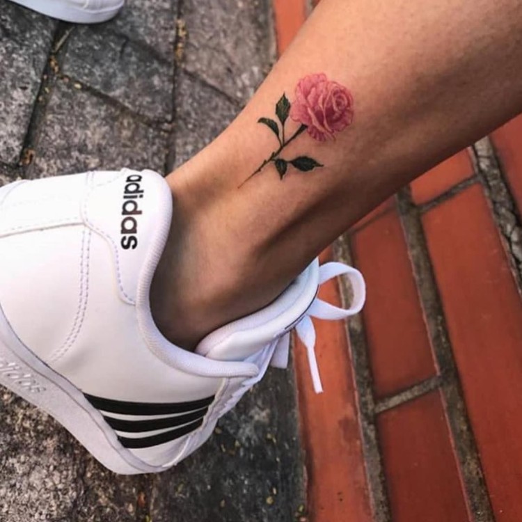 petit tatouage discret femme couleur motif rose modèle original adopter pied