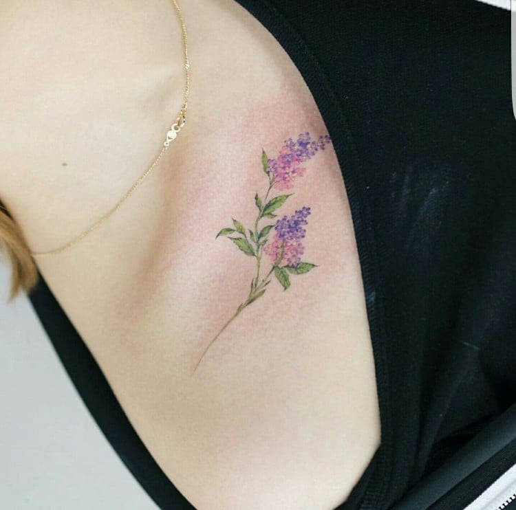 petit tatouage discret femme fleurs lavande