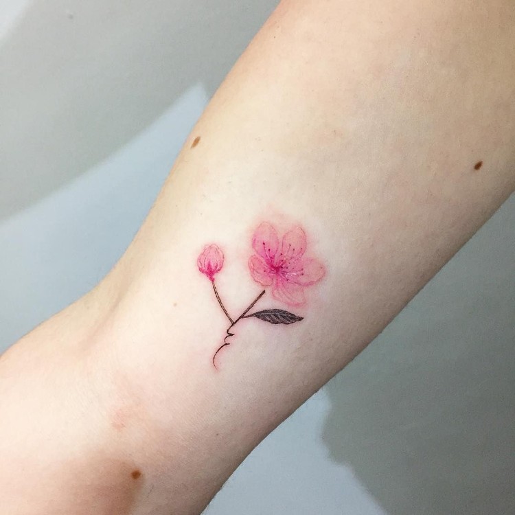 petit tatouage discret femme modèle coloré coin interne main motif fleur