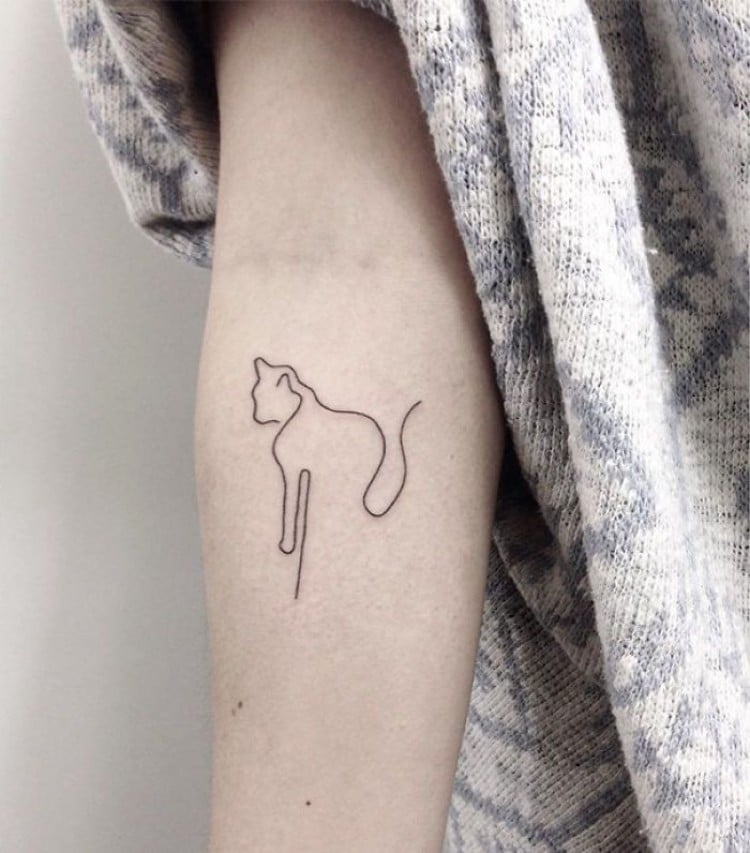 petit tatouage discret femme motif silhouette chat
