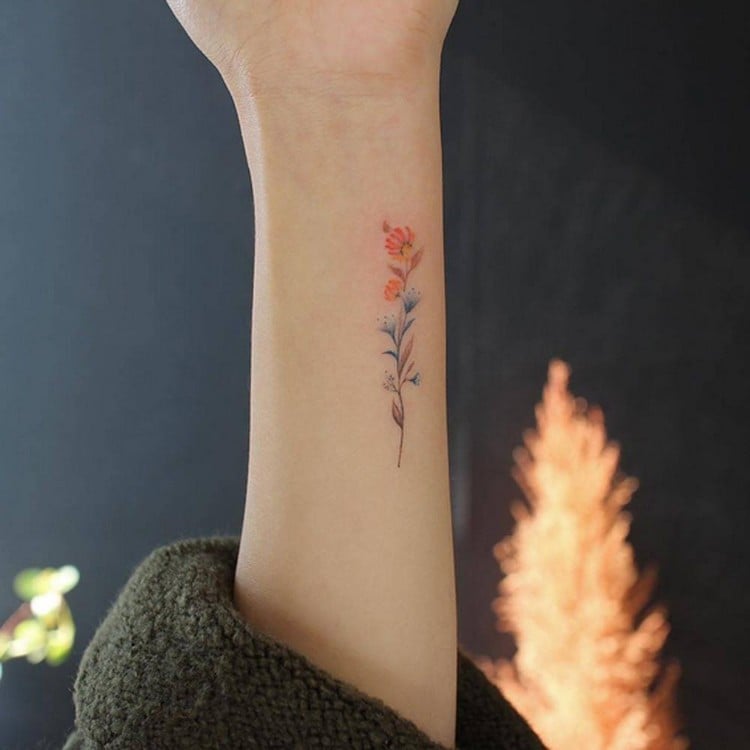 petit tatouage discret femme motifs fleurs couleur