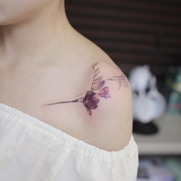 petit tatouage discret femme motifs fleurs ultra violet