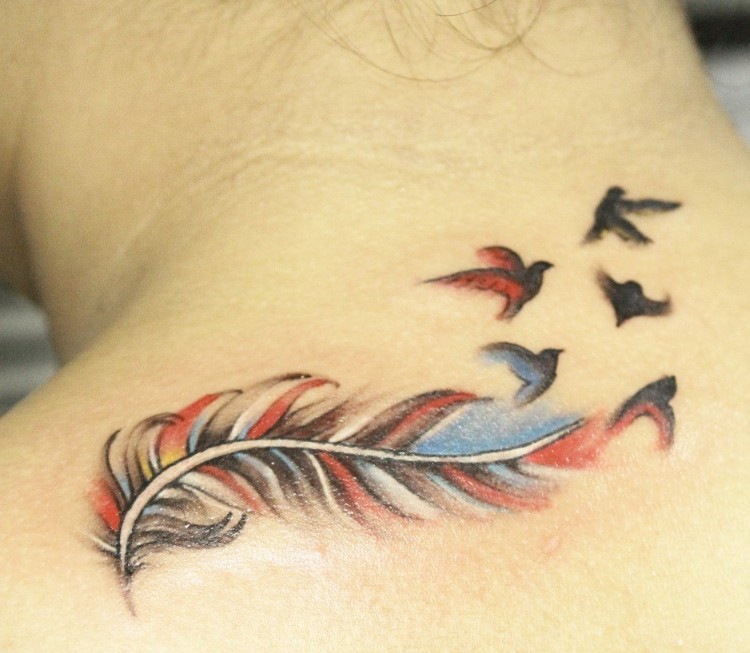 petit tatouage discret femme motifs originaux plumes colorées