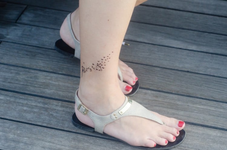 petit tatouage discret femme original parti bas pied
