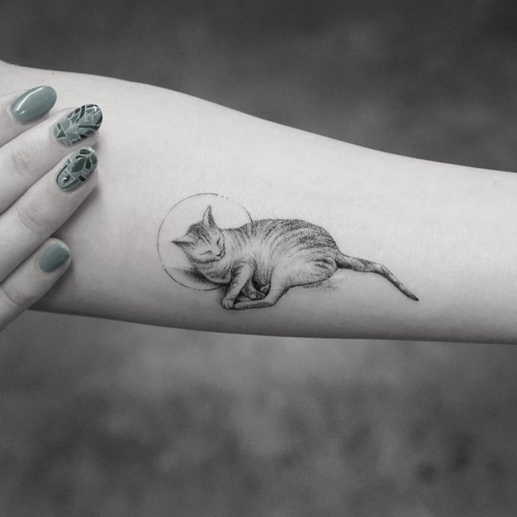 petit tatouage discret femme original petit chat noir gris avant bras