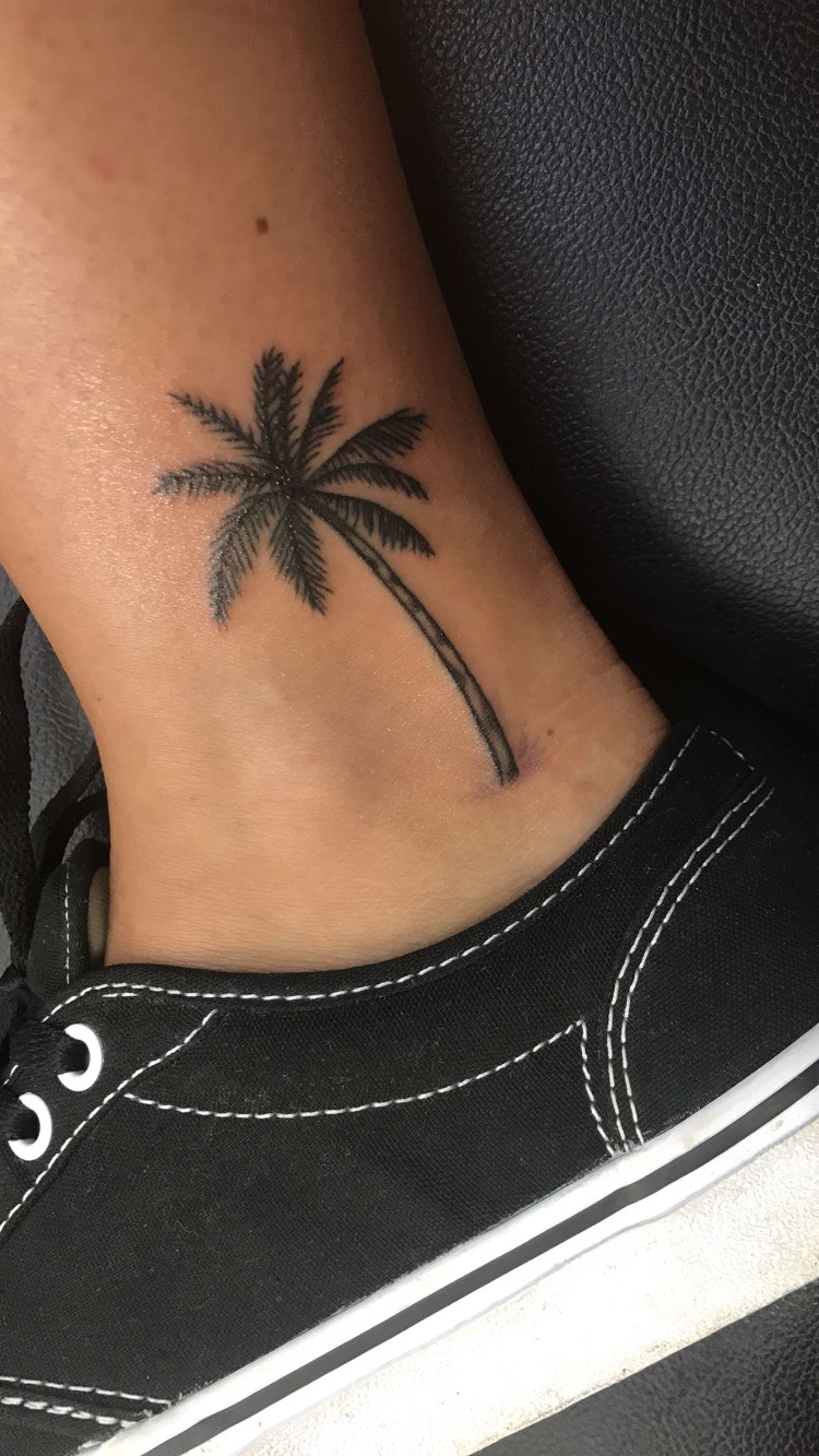 petit tatouage discret femme palme modèle tropical top idées micro tatouages