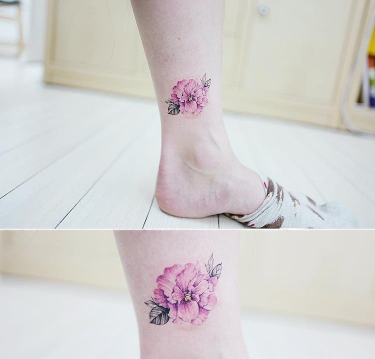 petit tatouage discret femme pied modèle coloré tendances micro tatouages