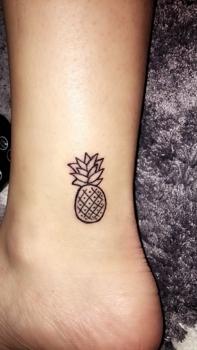 petit tatouage discret femme style tropical pied modèle noir gris motif ananas