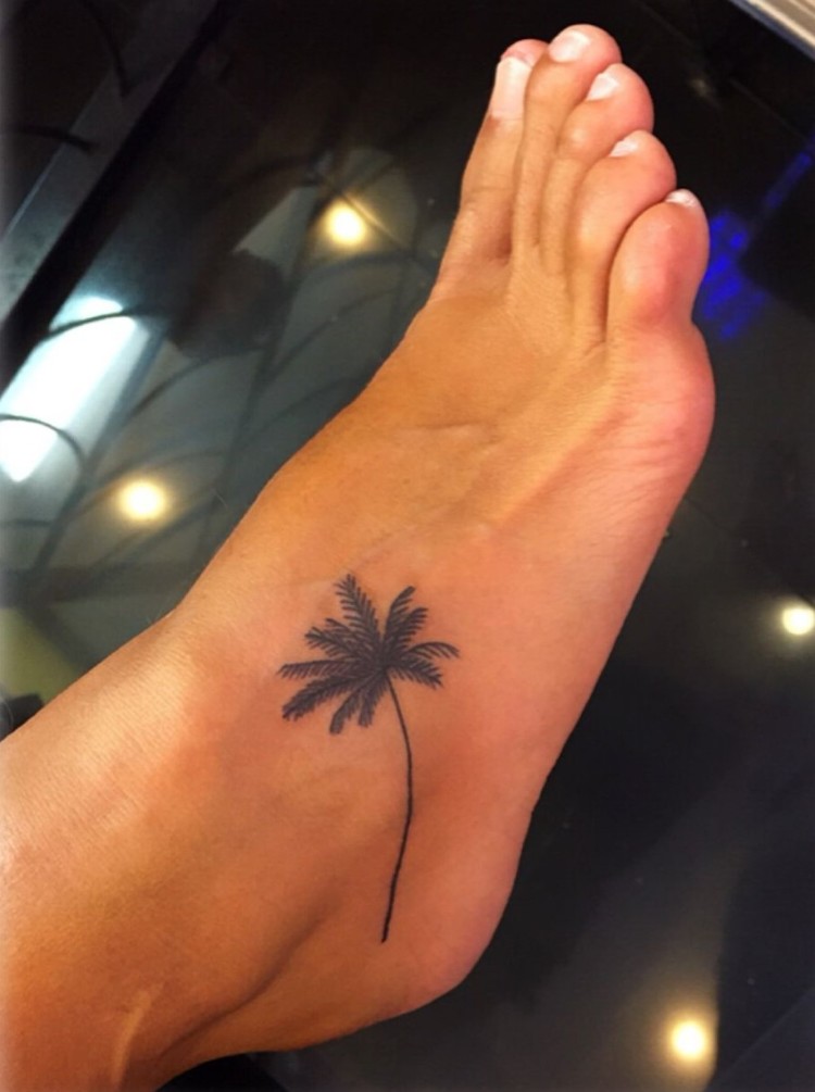 petit tatouage discret femme tropical modèle élégant pied
