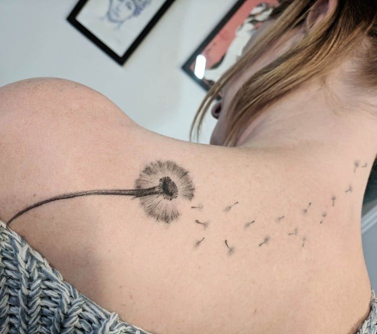 petit tatouage discret femme élégant dos