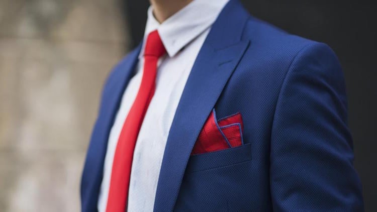 pochette costume rouge assortie cravate rouge veste bleue