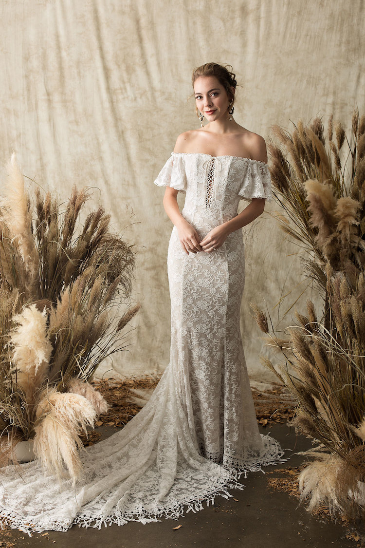 robe de mariée bohème chic traîne et épaules dénudées
