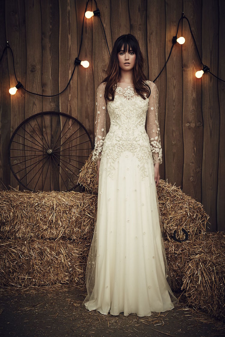 robe de mariée chic pour mariage bohème chic dans une grange