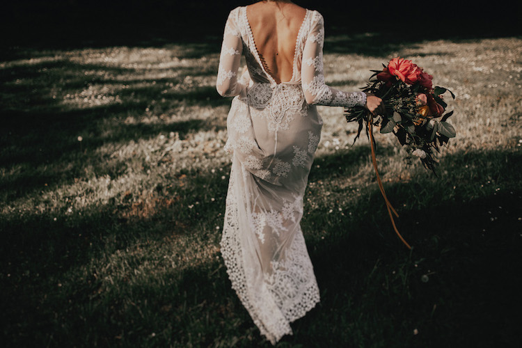 robe de mariée dos nu pour un mariage bohème chic superbe