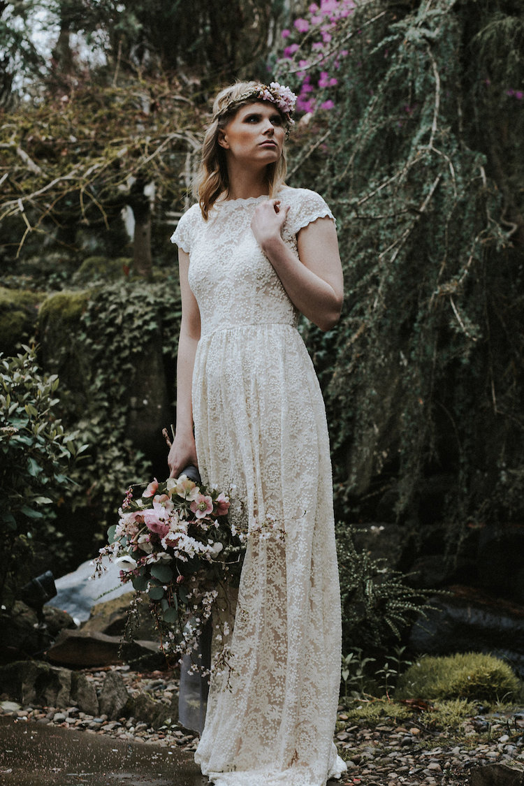 robe de mariée droite en dentelle pour mariage bohème chic