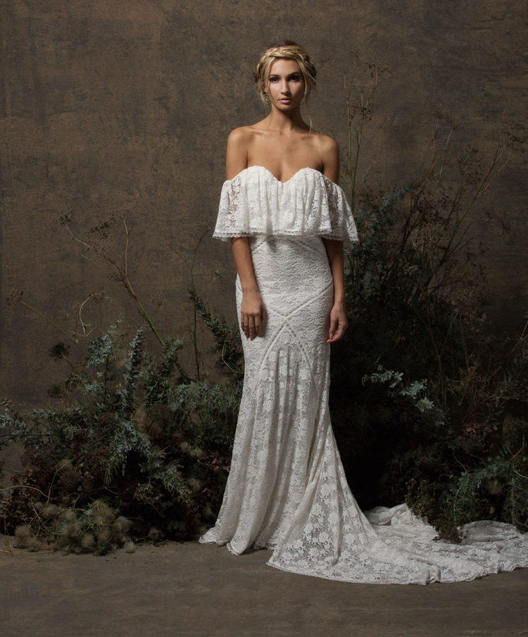 robe de mariée en dentelle épaules dénudées mariage boho chic