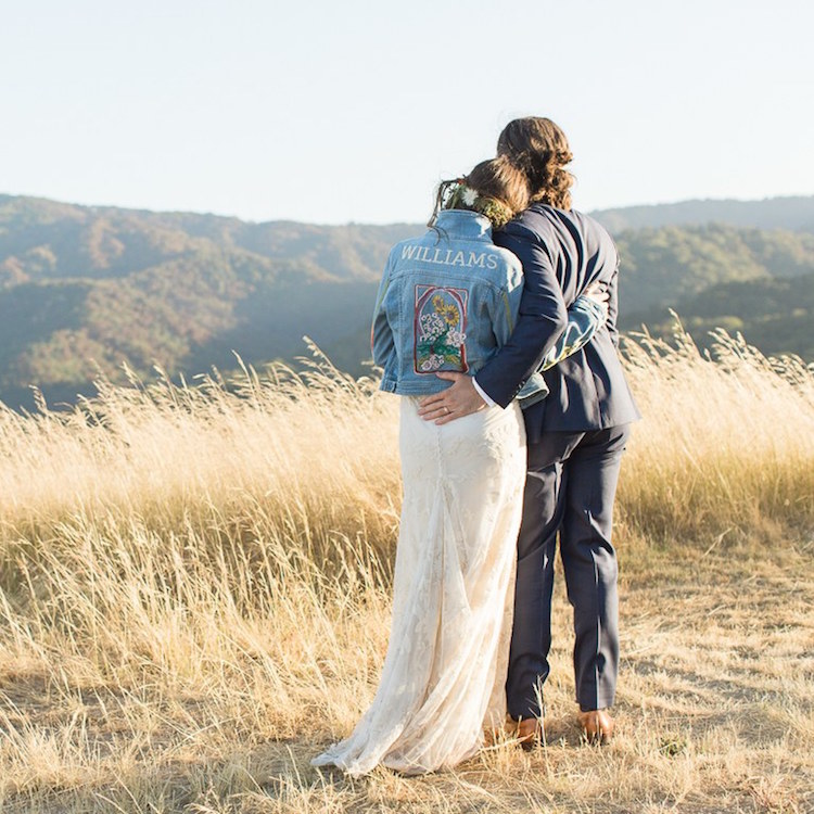 robe de mariée et veste en jeans pour mariage bohème chic