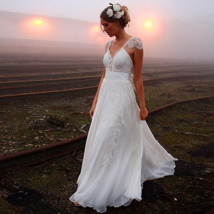 robe de mariée taille haute avec épaulettes pour mariage bohème chic